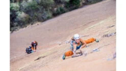 Petzl Meteora Helmets -Petzl Adventure Sales Store opplanet petzl meteora helmet white violet small medium a071da01 usage 2